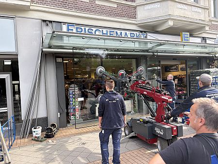 Austausch einer 500 kg schweren Schaufensterscheibe