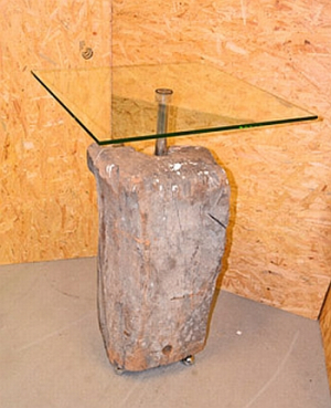 Glastisch auf Hackklotz