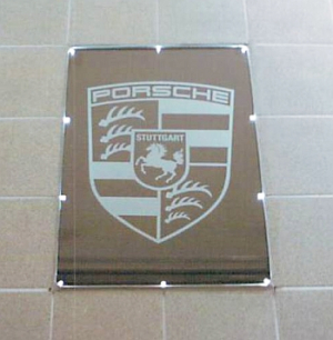 Spezialanfertigung Porschelogo auf Glas